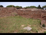 08121 ostia - regio v - via della fortuna della annonaria - edificio (v,iv,1) - oestl raum - grosser laden - bli ri nordosten - 06-2024.jpg